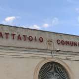 Sul portone di accesso troneggia ancora la scritta �Mattatoio comunale� con tanto di stemma della citt�